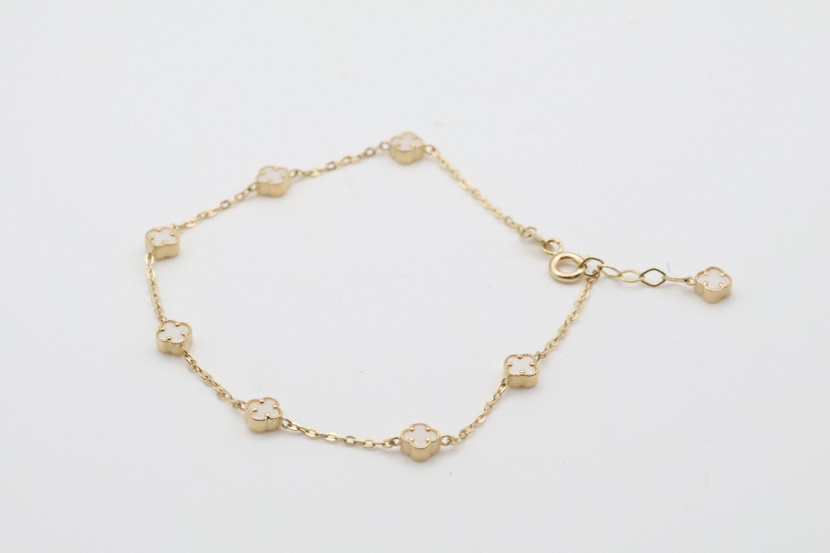 7 Flower Bracelets 14kt White Size 4.7mm Weight 2.49g