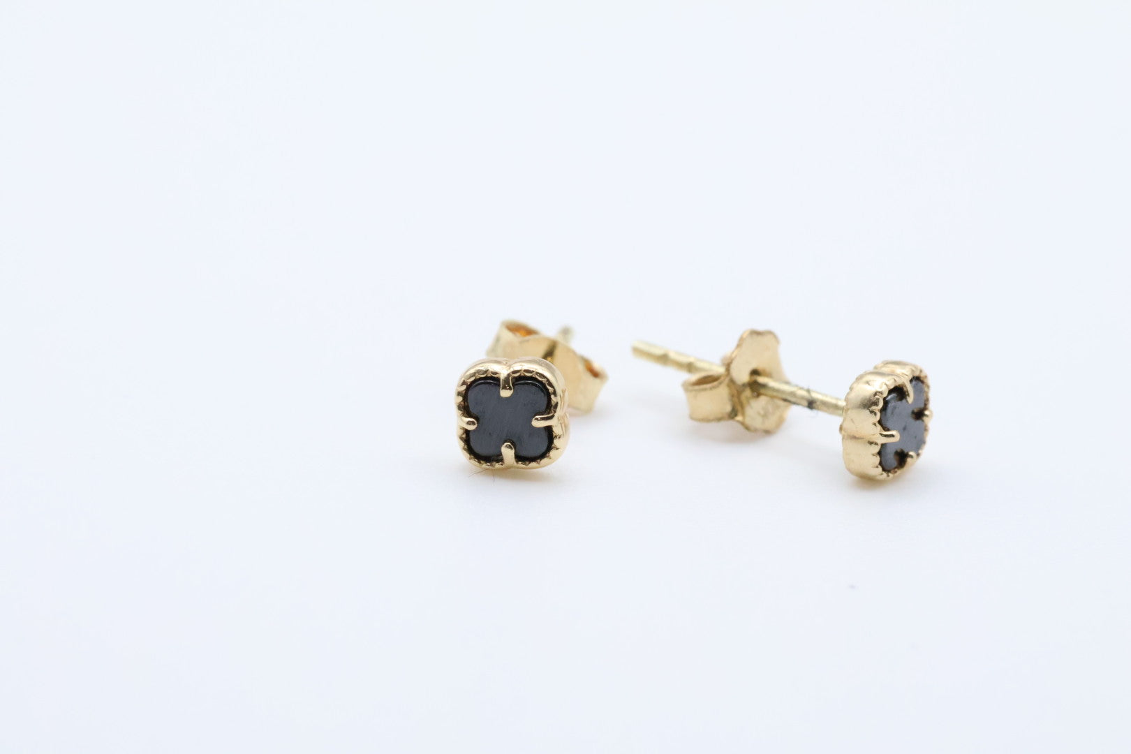 Aretes Flor 14kt Negro Size 5mm