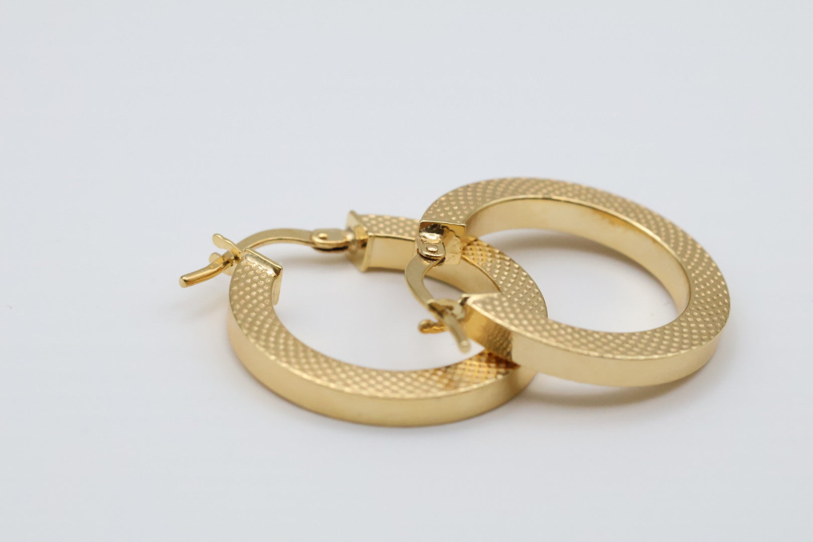 14kt hoops Size 23mm x 3mm Weight 2.0g