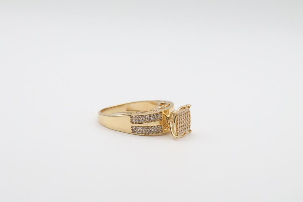 Women's Ring 14kt zirconia Weight 6.1g