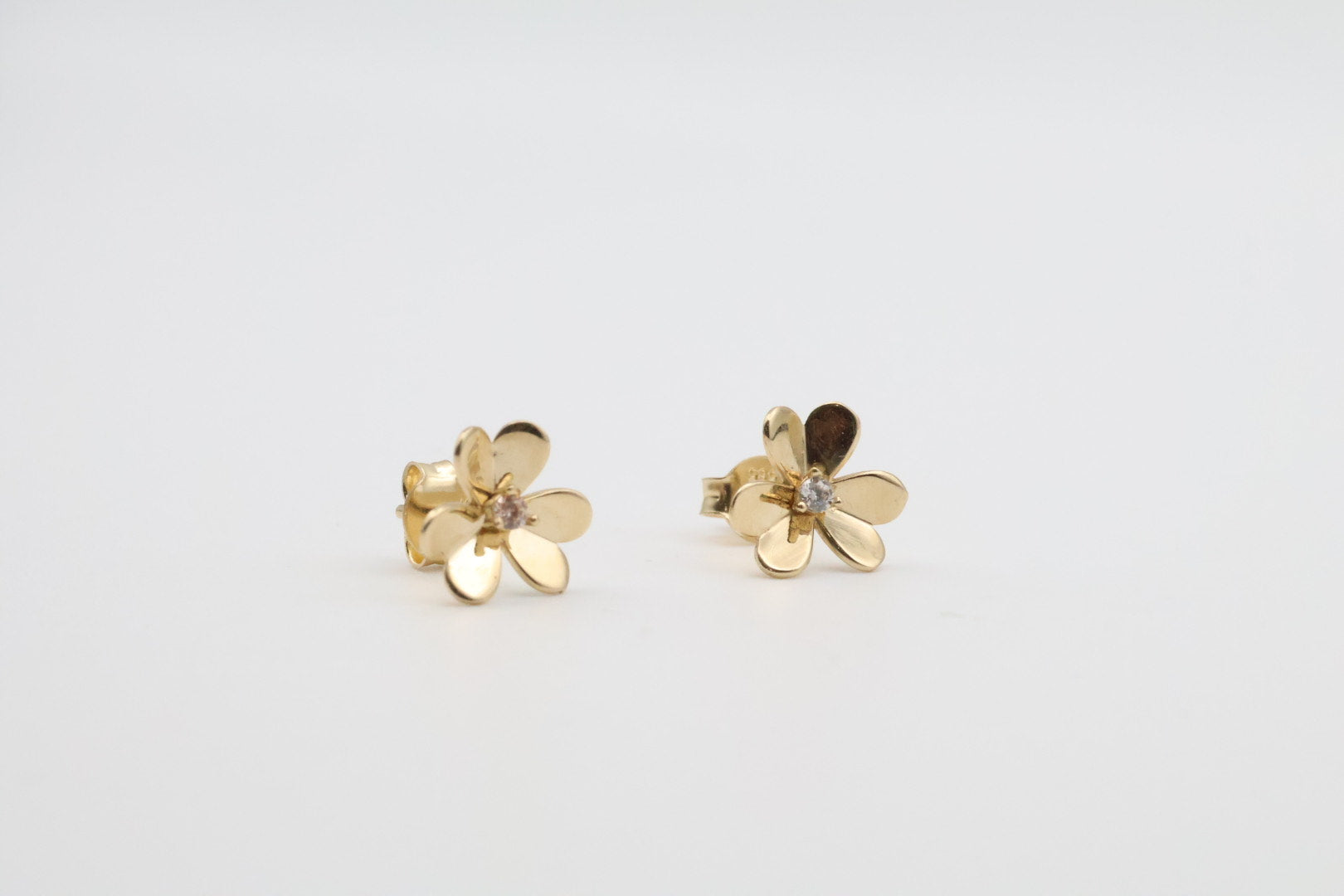 Flower Earrings 14kt Weight 1.7g